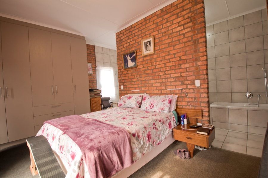 4 Bedroom Property for Sale in Fraaiuitsig Western Cape